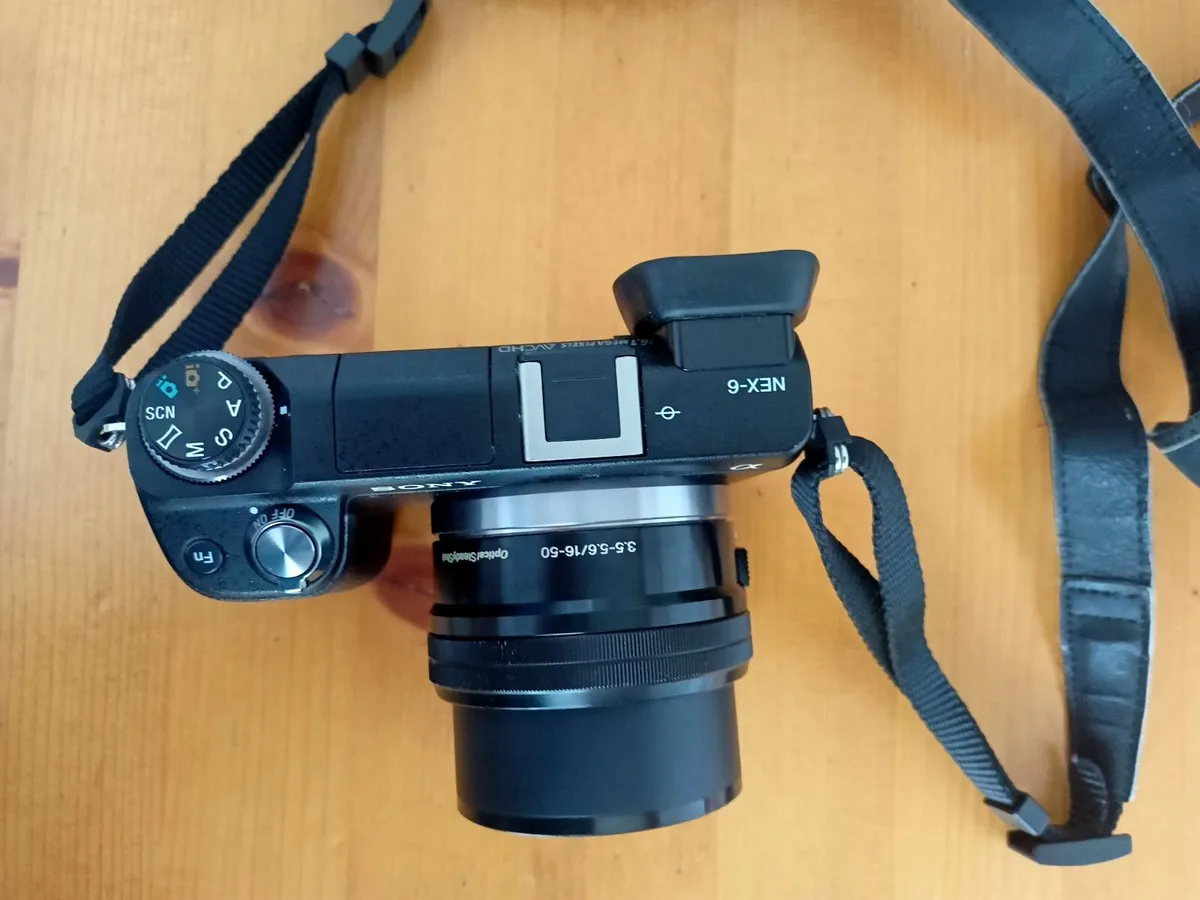 Sony NEX-6 Camera Kit + accessories - Image 3