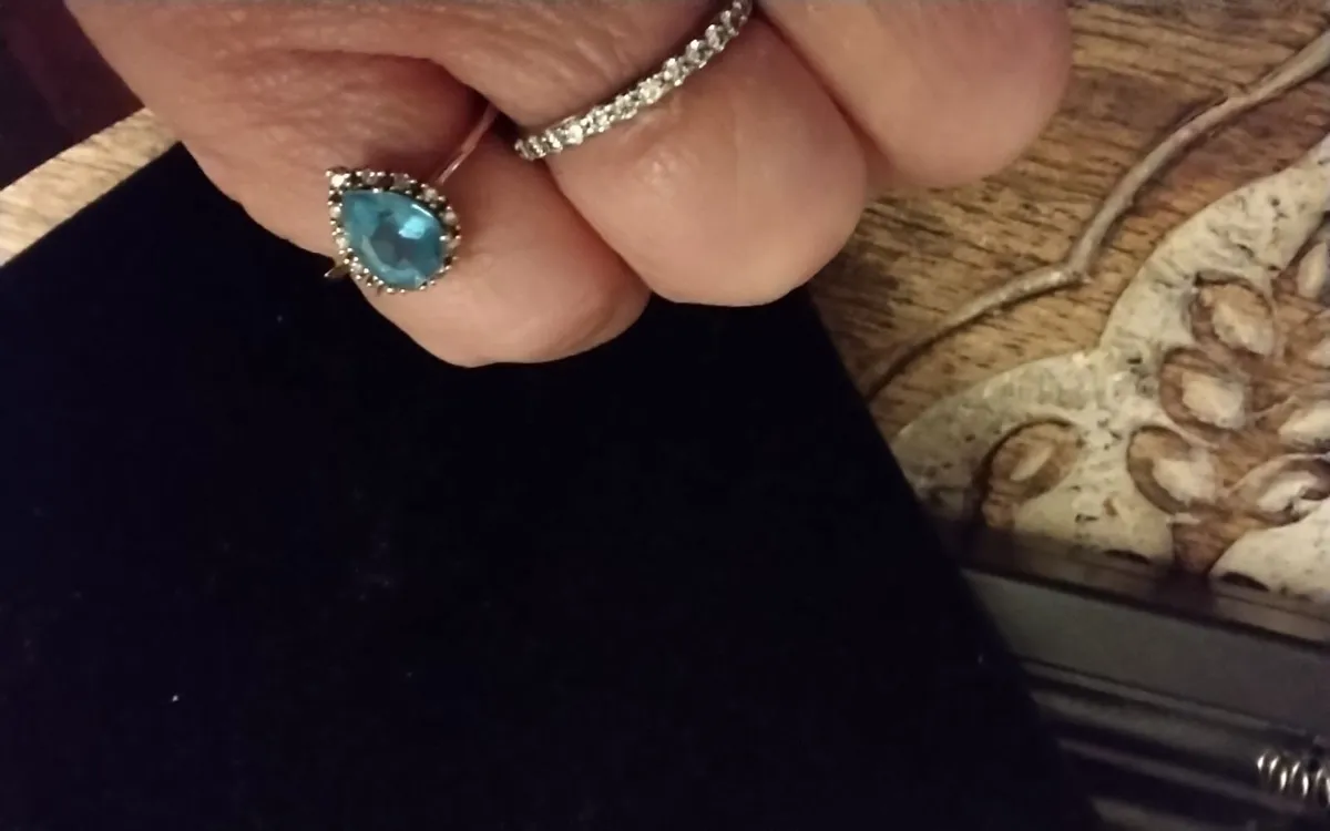 9ct Gold swiss blue topaz & diamond cluster ring L - Image 2
