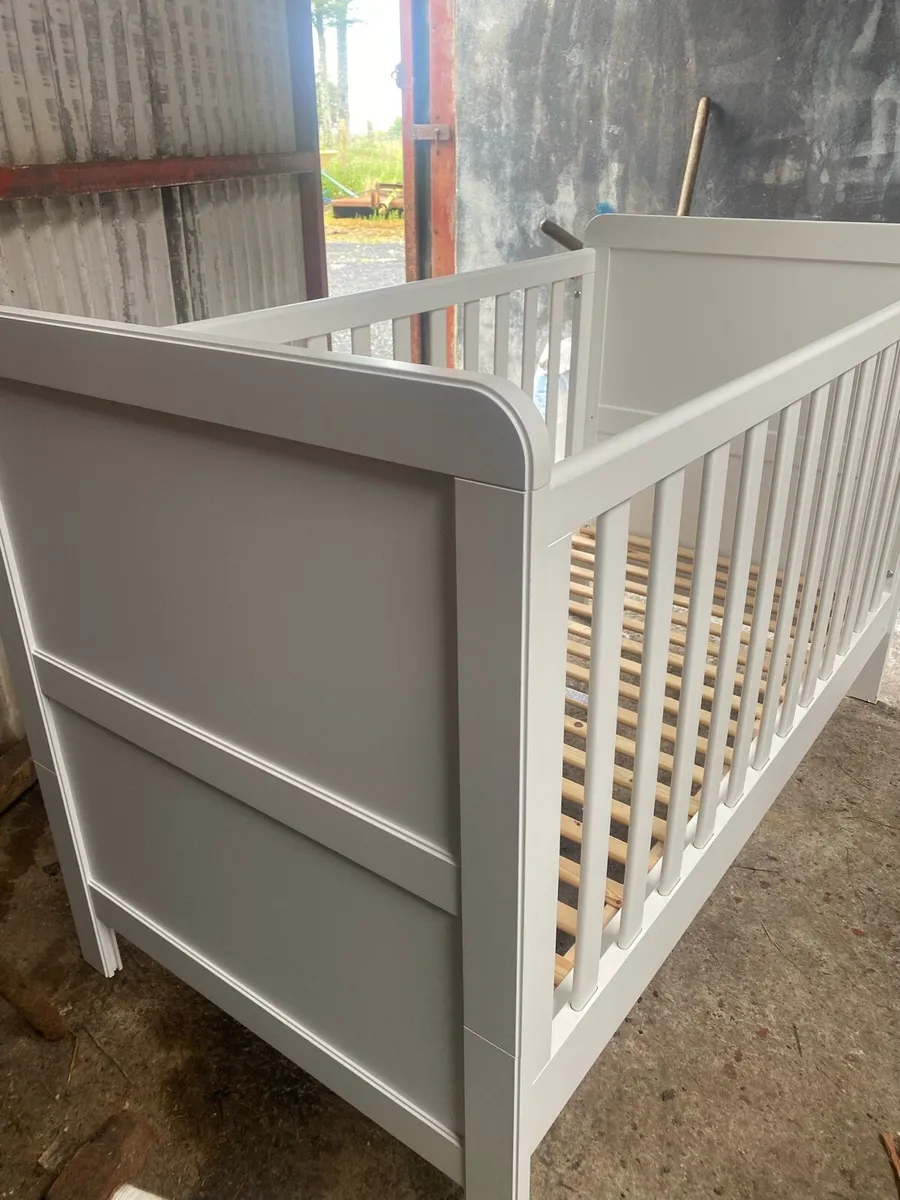 Mamas and Papas cot bed - Image 1