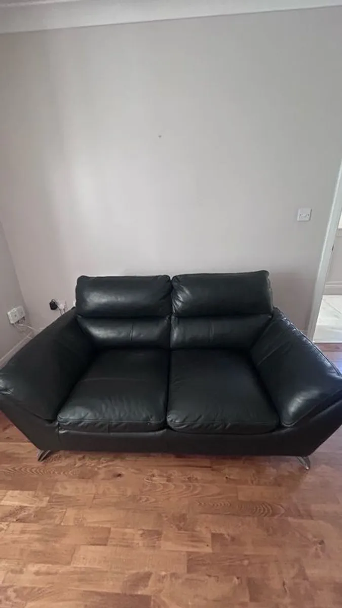 Ez living leather 4 and 2 seater sofa - Image 3