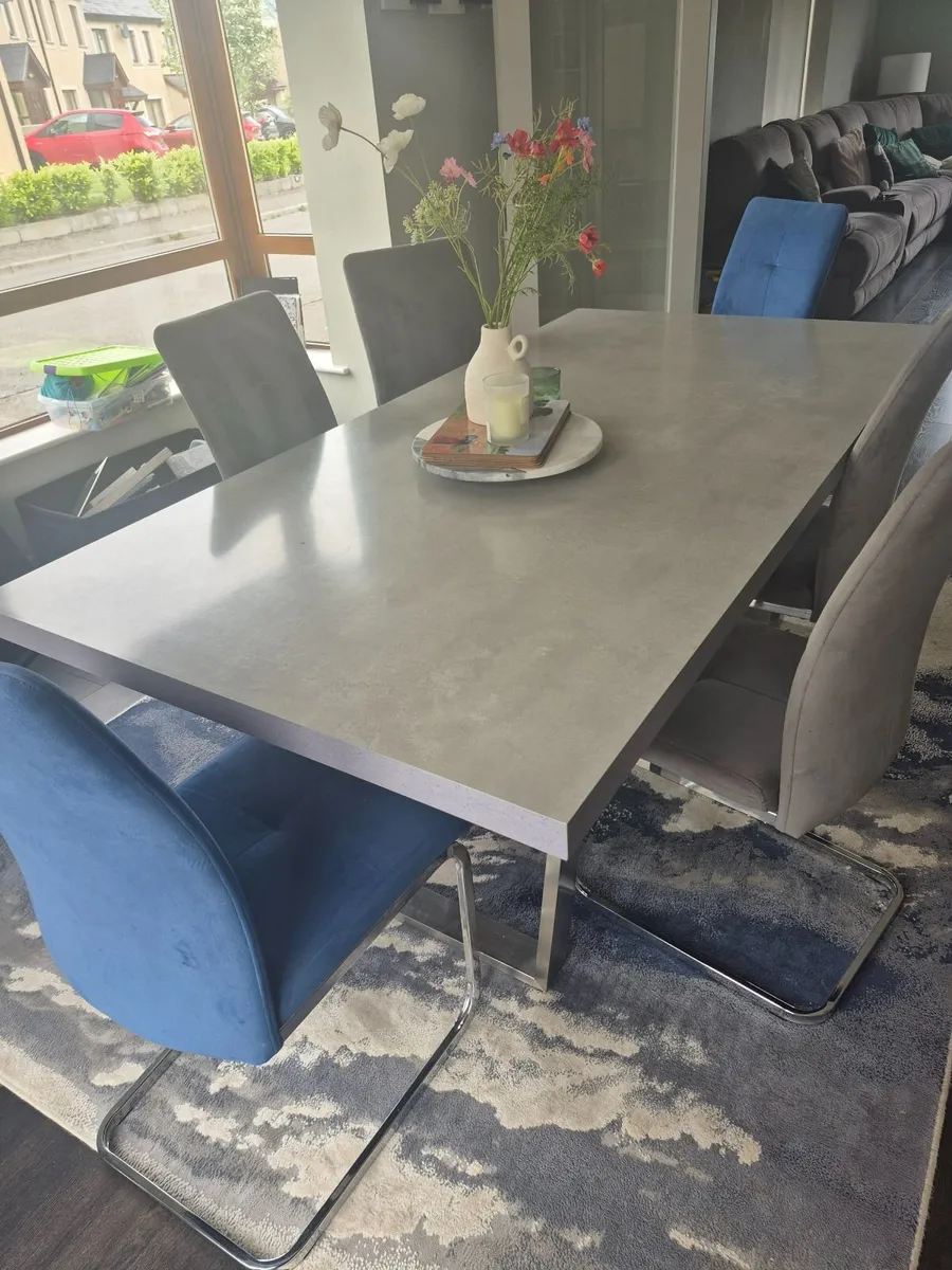 Dining table and chairs - Image 1