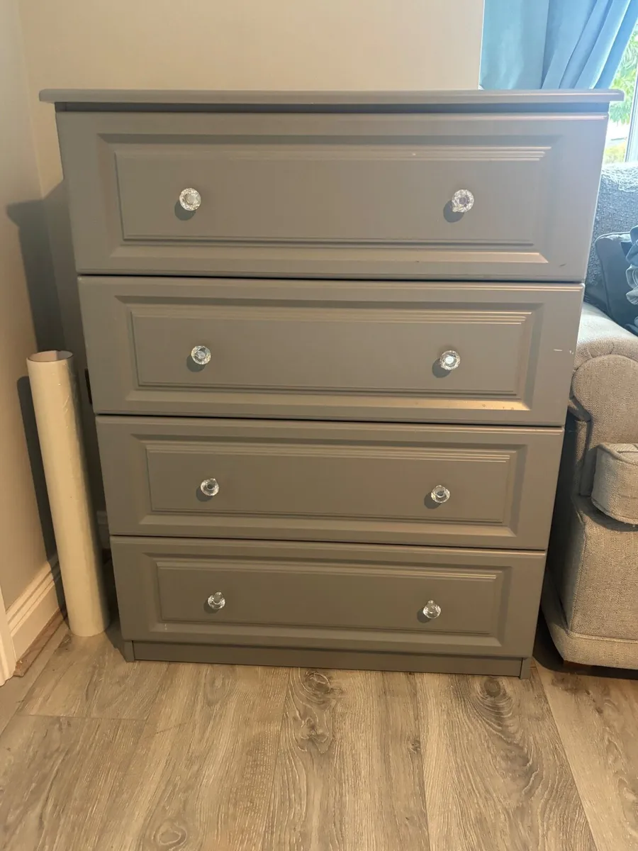 Chest of drawers - Image 1