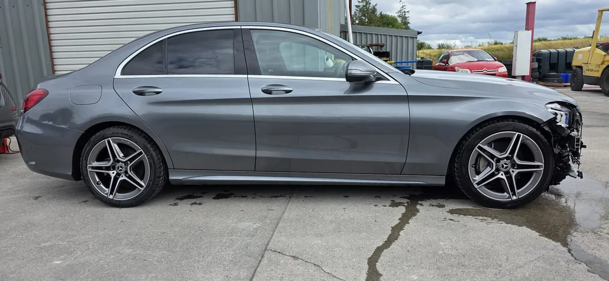 211 MERCEDES C220D AMG-LINE - Image 4