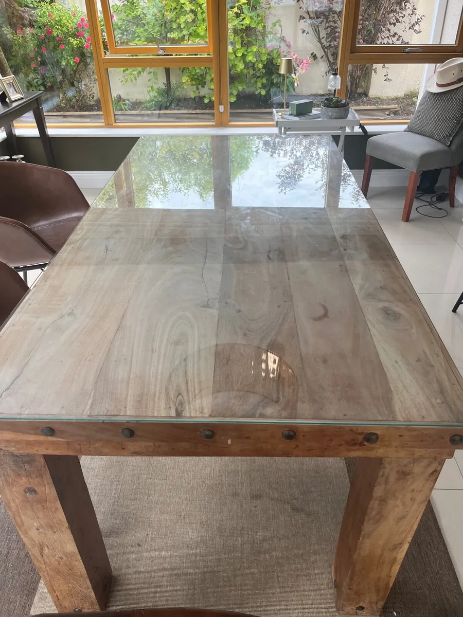 Dining table and 6 chairs - Image 2