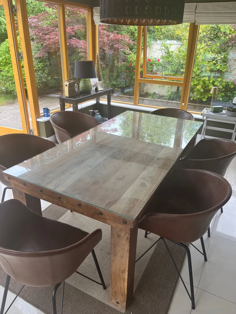 Dining table and 6 chairs - Image 1