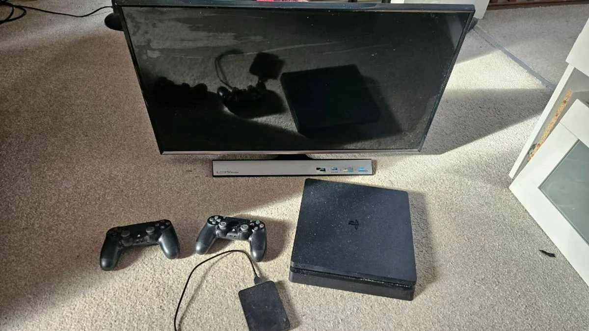 PS4 & TV Combo - Image 1