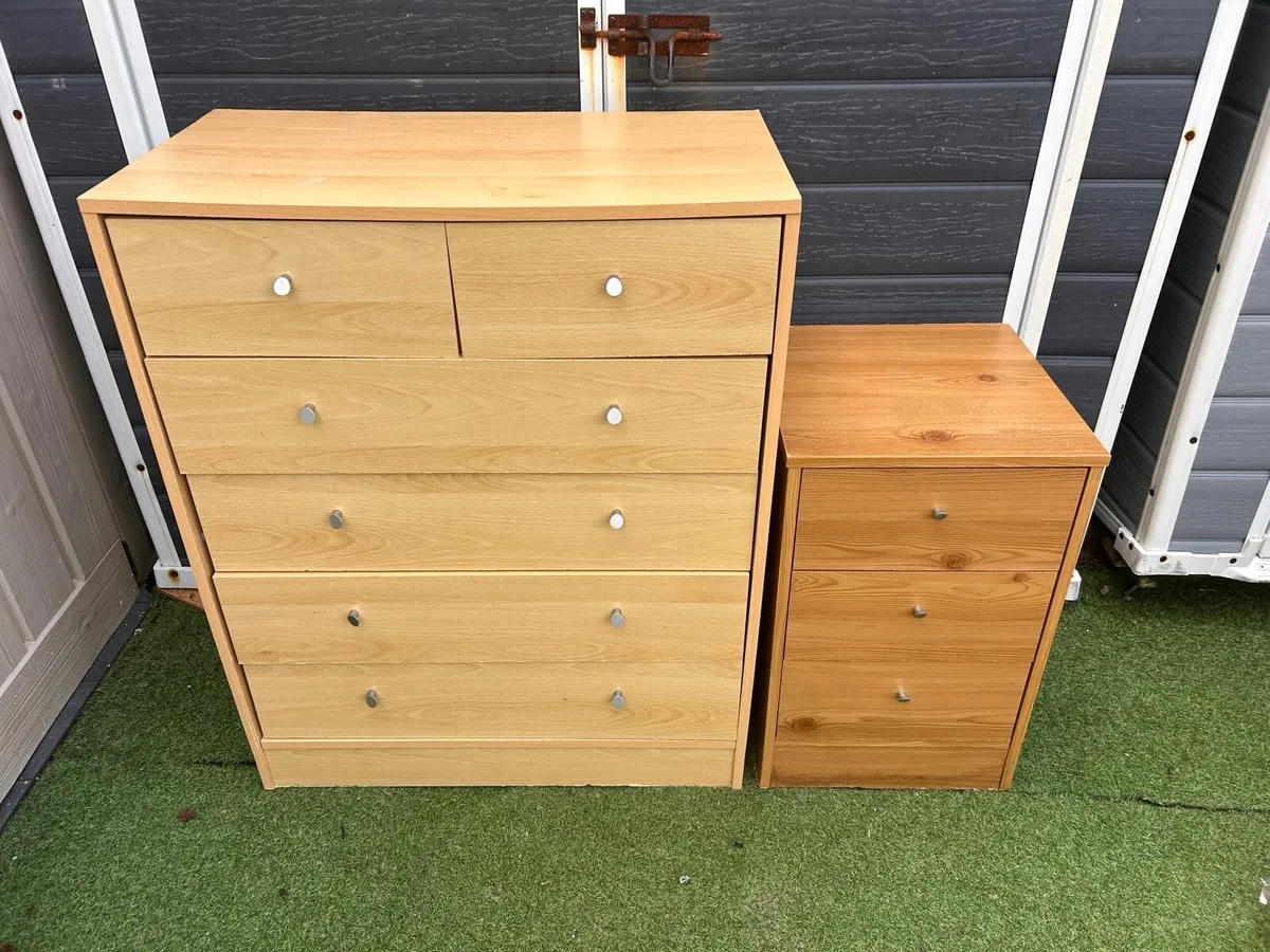 Bedroom furniture set