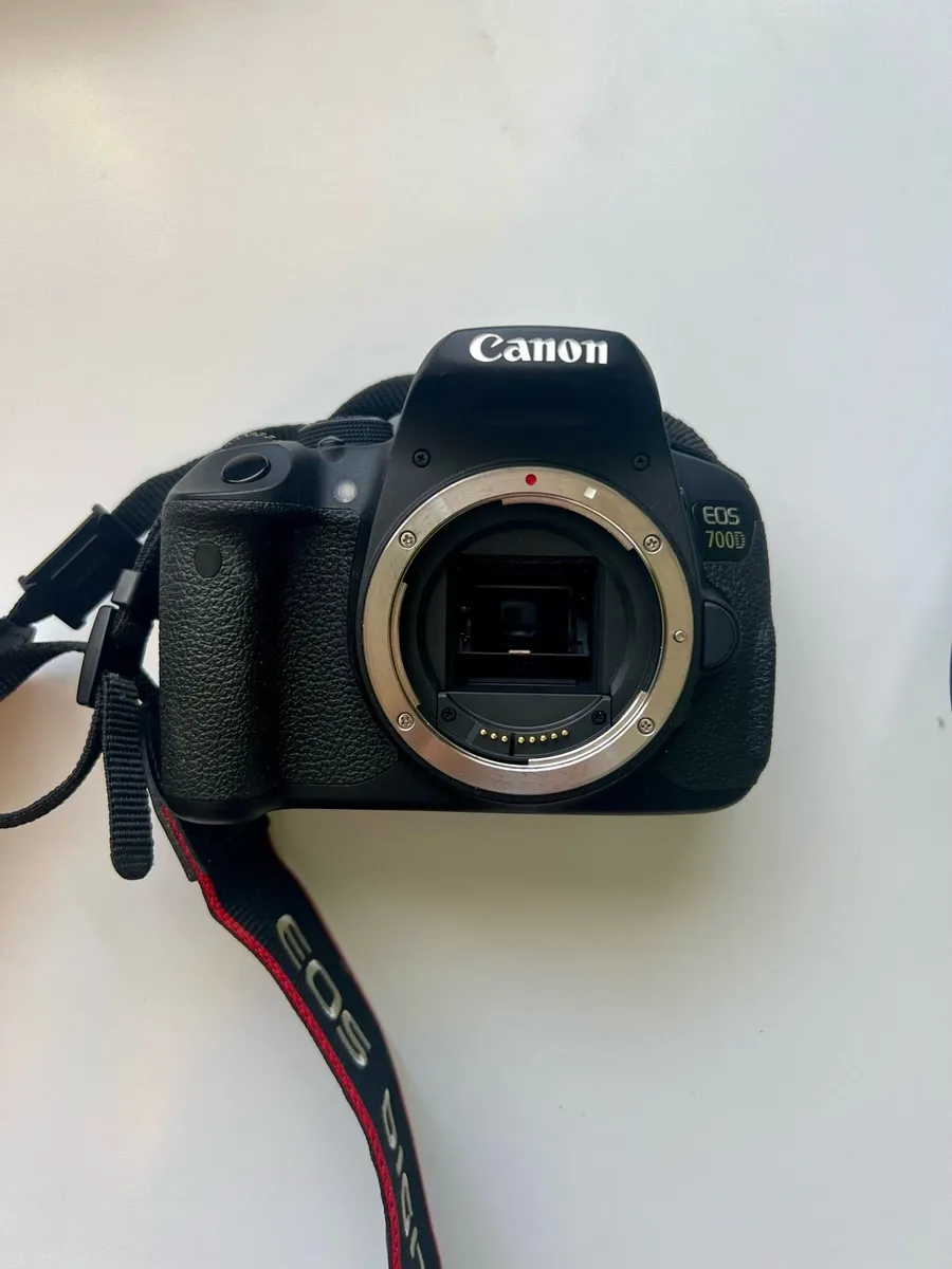 Canon EOS 700D DSLR Camera with EF-S 18-135mm IS - Image 3
