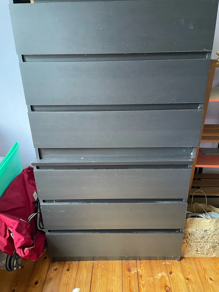 Chest of drawers