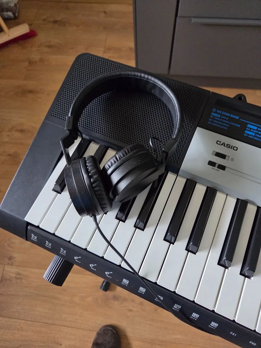 Casio CTK-1550 keyboard, stand & headphones - Image 4