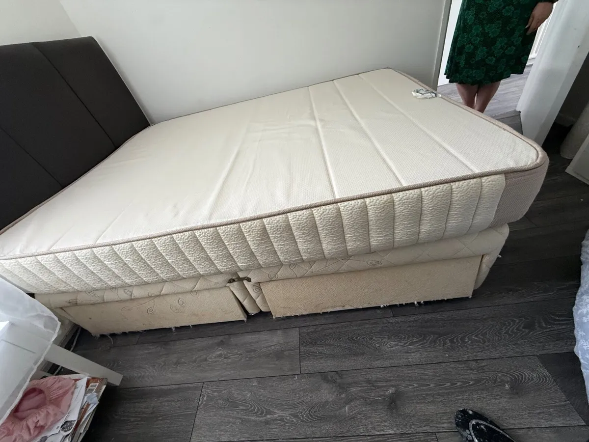 King size bed - Image 4