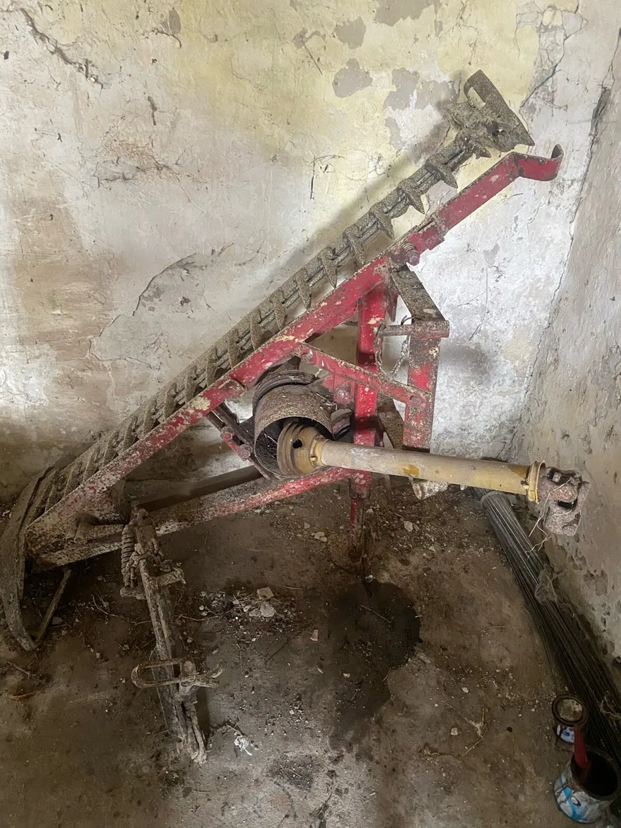 Old farm machinery - Image 3