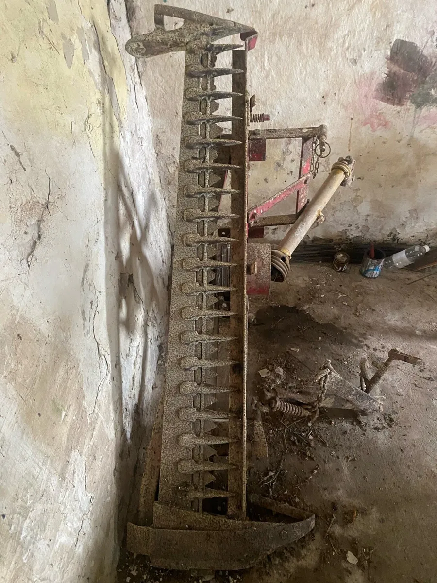 Old farm machinery - Image 4