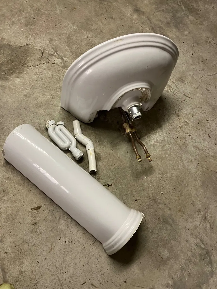 Bathroom handbasin - Image 1