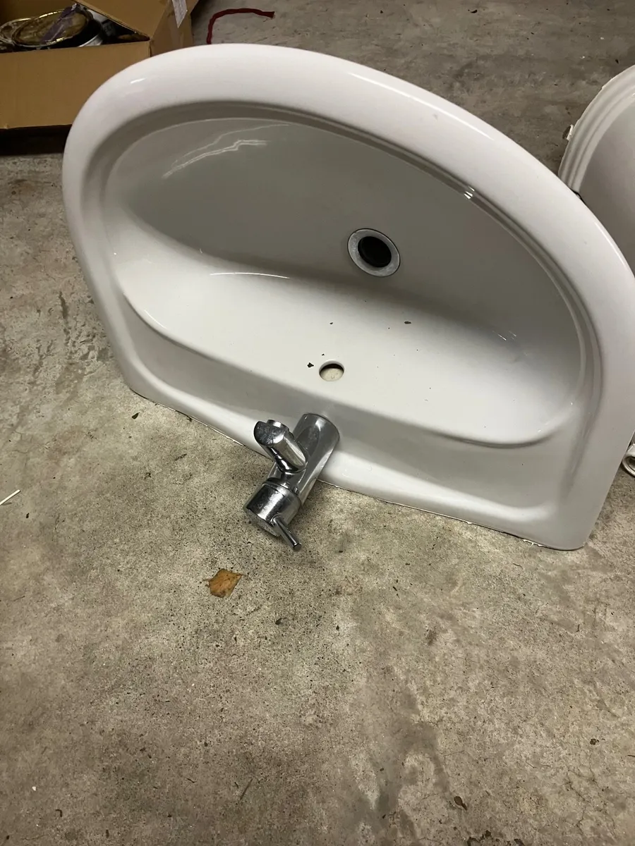 Bathroom handbasin - Image 3