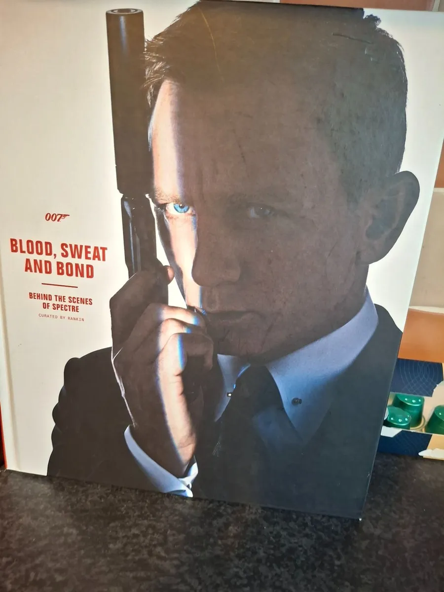 A very very uniqueJames Bond Book. - Image 4
