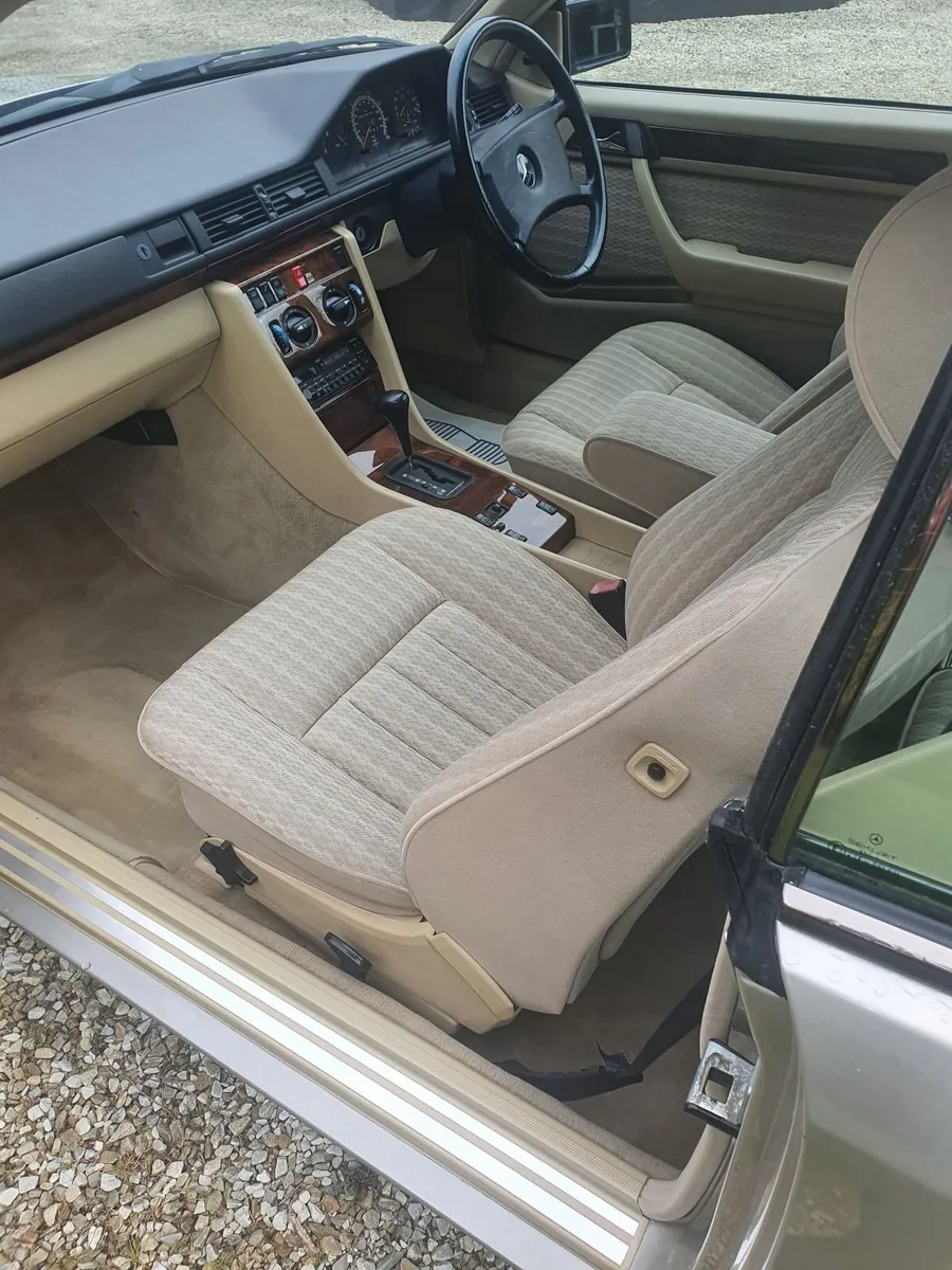 Mercedes-Benz (C124) 300CE 1990 - Image 2