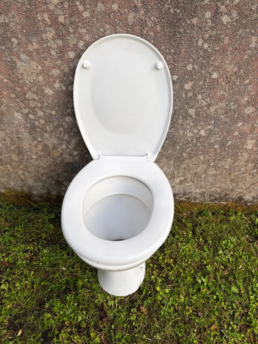 Toilet & sinks - Image 3