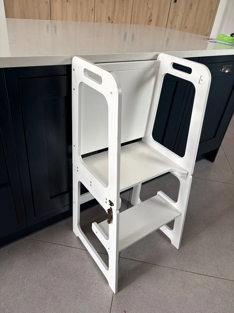 White wooden step stool for kids - Image 3