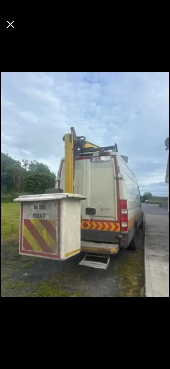 Cherry picker on van - Image 3