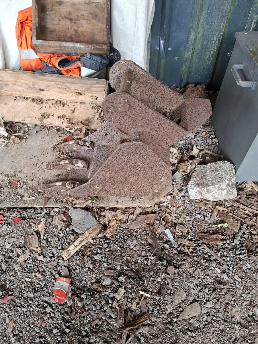 16 inch bucket - Image 1