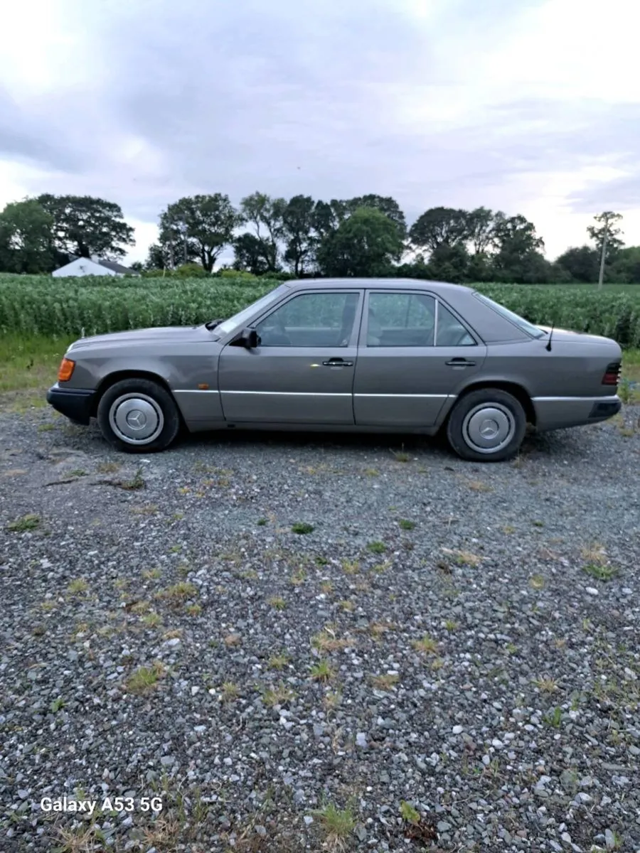 Mercedes W 124  2.3 petrol auto. - Image 2