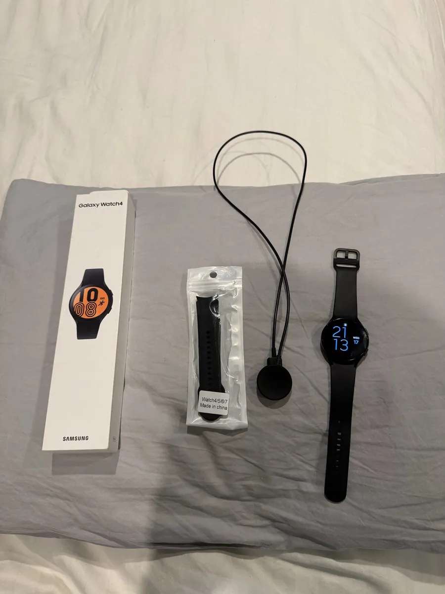Samsung Galaxy Watch 4 - Image 1