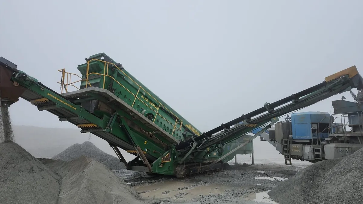 2019' McCloskey S190 3 Deck Screener - Image 1