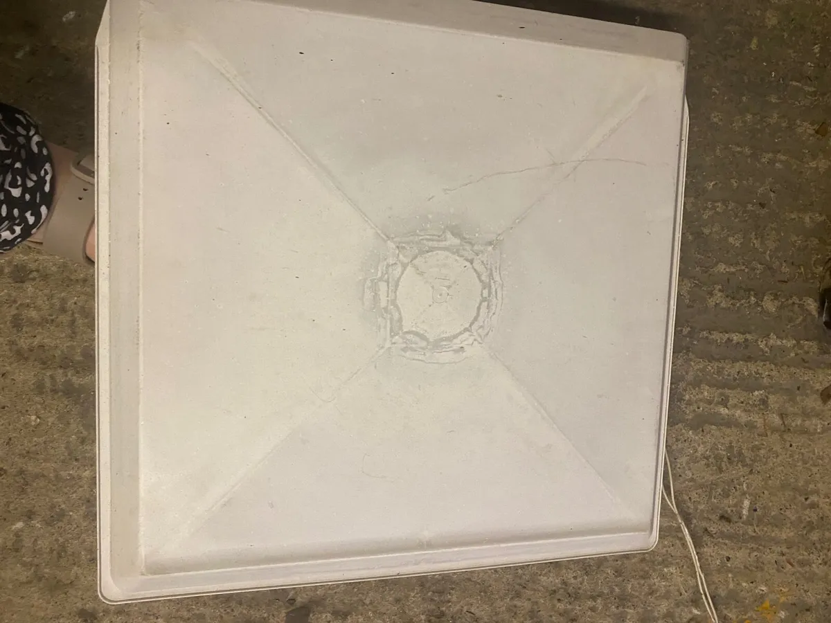 Roof skylight ,seats - Image 1