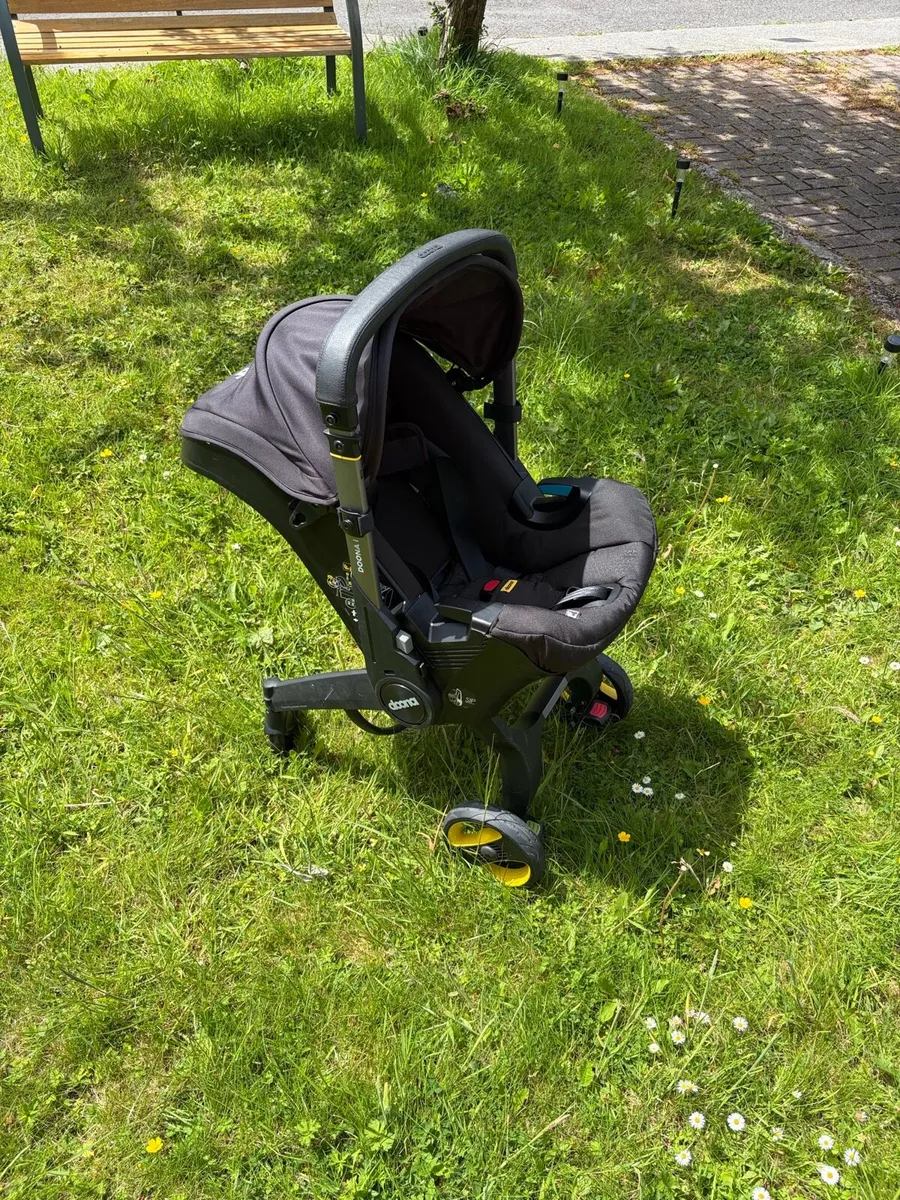 Baby 2 in one stroller and car seat - Image 1