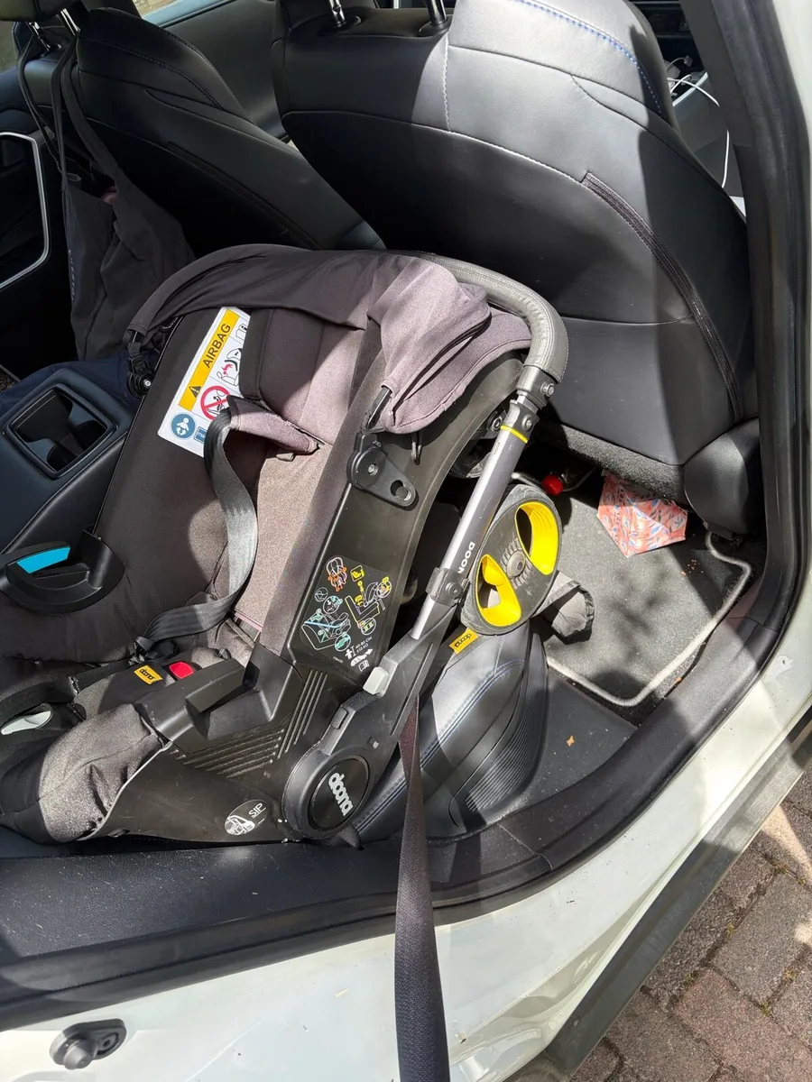 Baby 2 in one stroller and car seat - Image 2