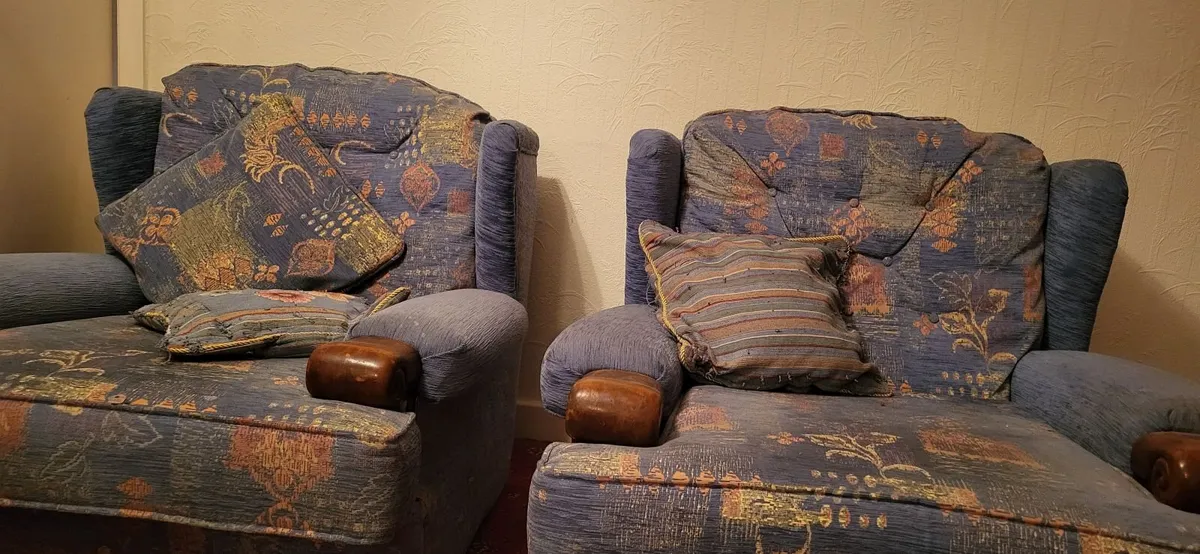 Furniture - settee 3 seater & 2 chairs - Image 2