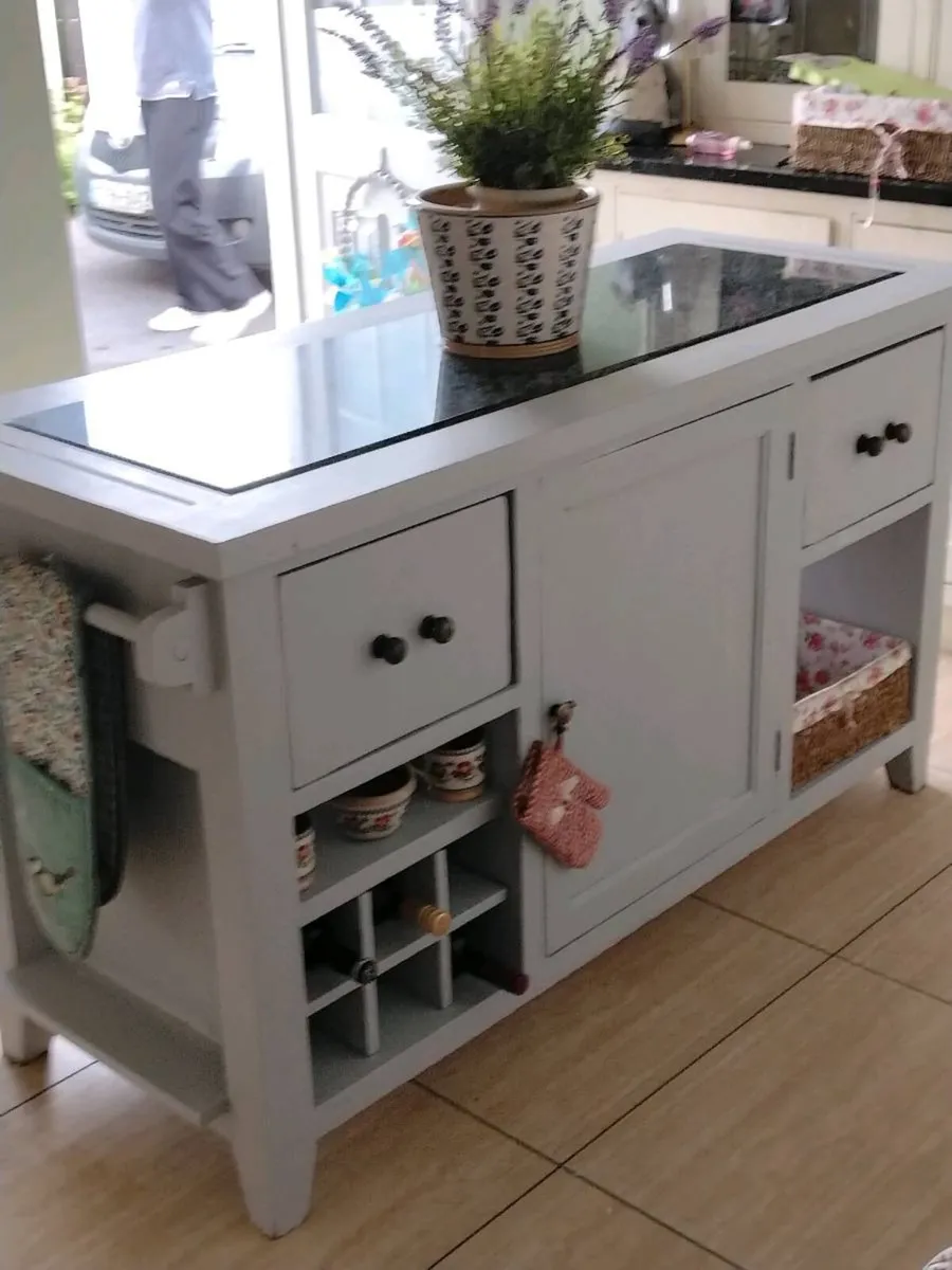 Solid kitchen island delivery arranged - Image 1