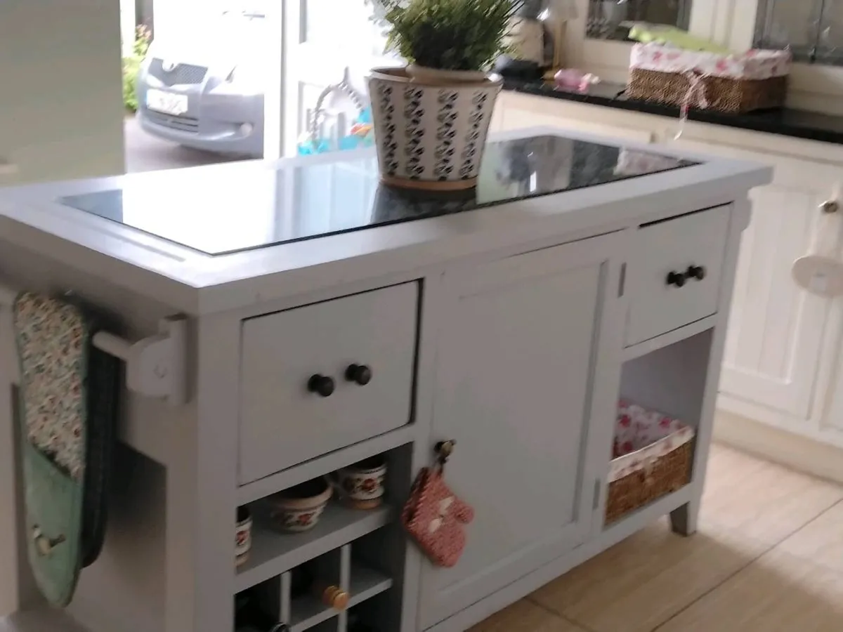 Solid kitchen island delivery arranged - Image 2