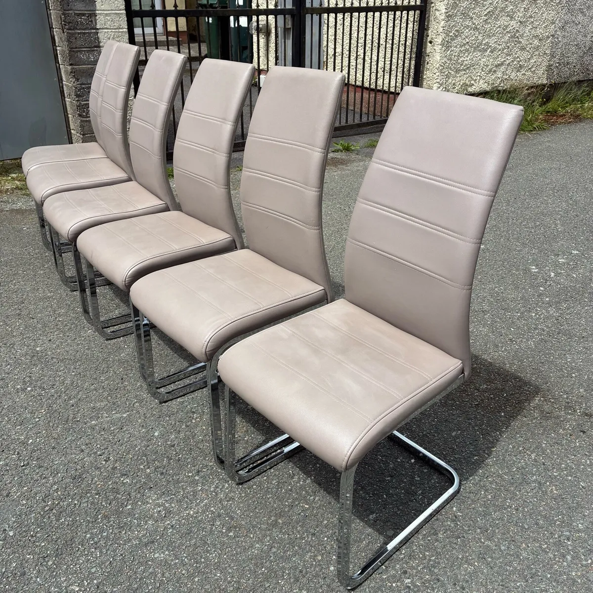 6 Leather Chairs on chrome Legs - Image 4