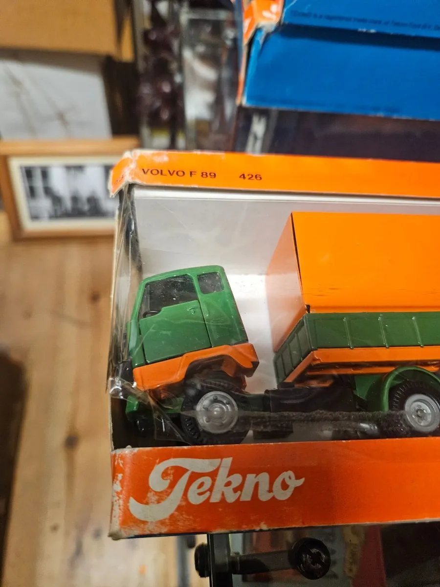 Corgi Tekno Volvo Tractor Unit and Trailer 1.50 - Image 2