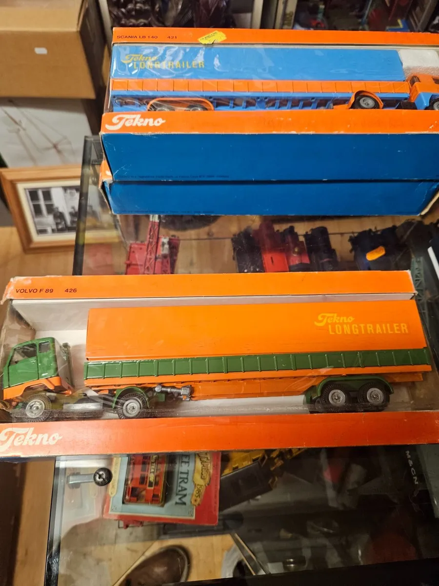Corgi Tekno Volvo Tractor Unit and Trailer 1.50 - Image 3