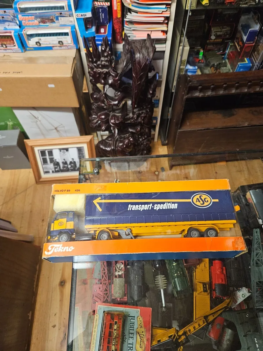 Corgi Tekno Volvo Tractor Unit and Trailer 1.50 - Image 1
