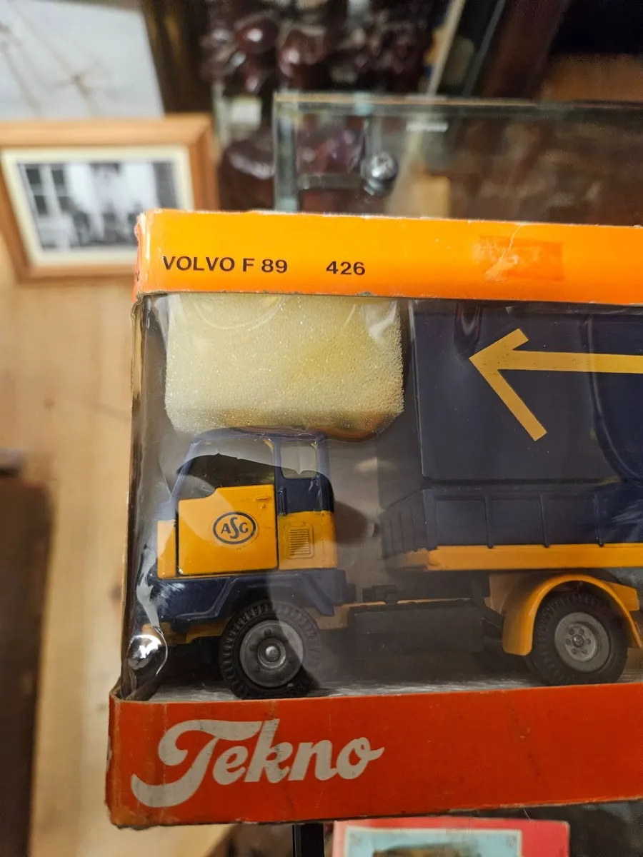 Corgi Tekno Volvo Tractor Unit and Trailer 1.50 - Image 2