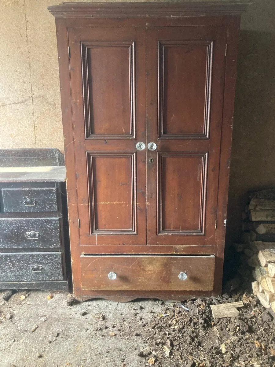 Antique pine robe & chest of drawers - Image 3