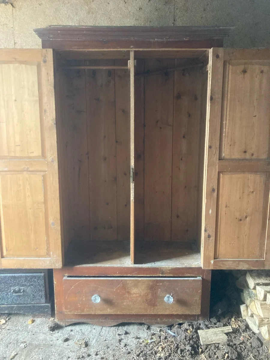 Antique pine robe & chest of drawers - Image 4