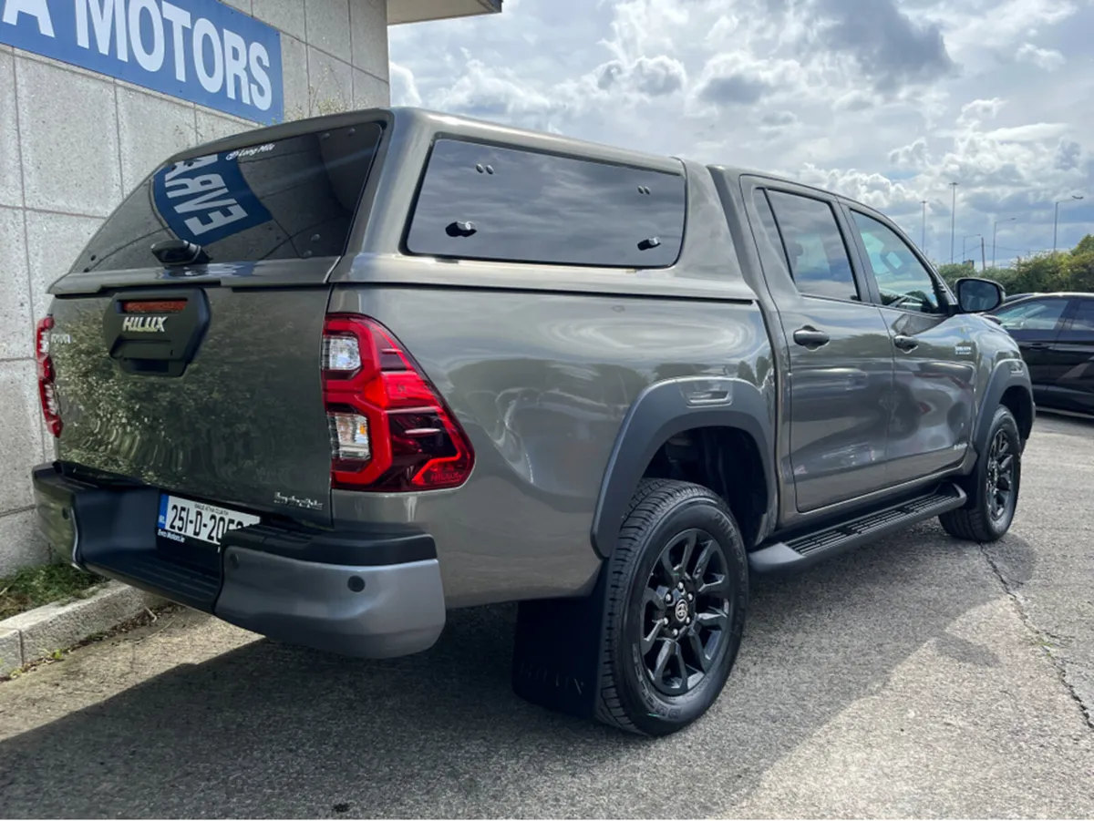 Toyota Hilux INVINCIBLE MHEV AUTOMATIC 2.8 DIESEL - Image 4