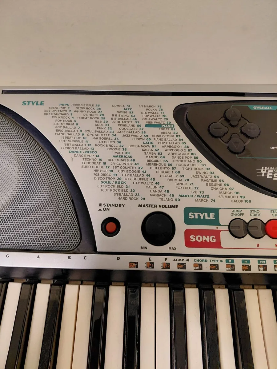 Yamaha PSR-240 portable electronic keyboard - Image 3