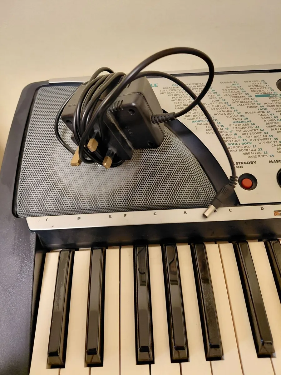 Yamaha PSR-240 portable electronic keyboard - Image 2