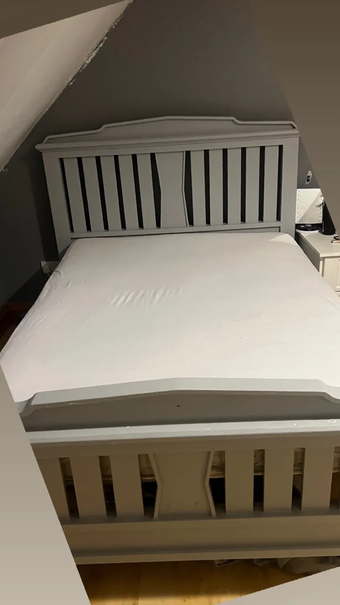 Bed - Image 1