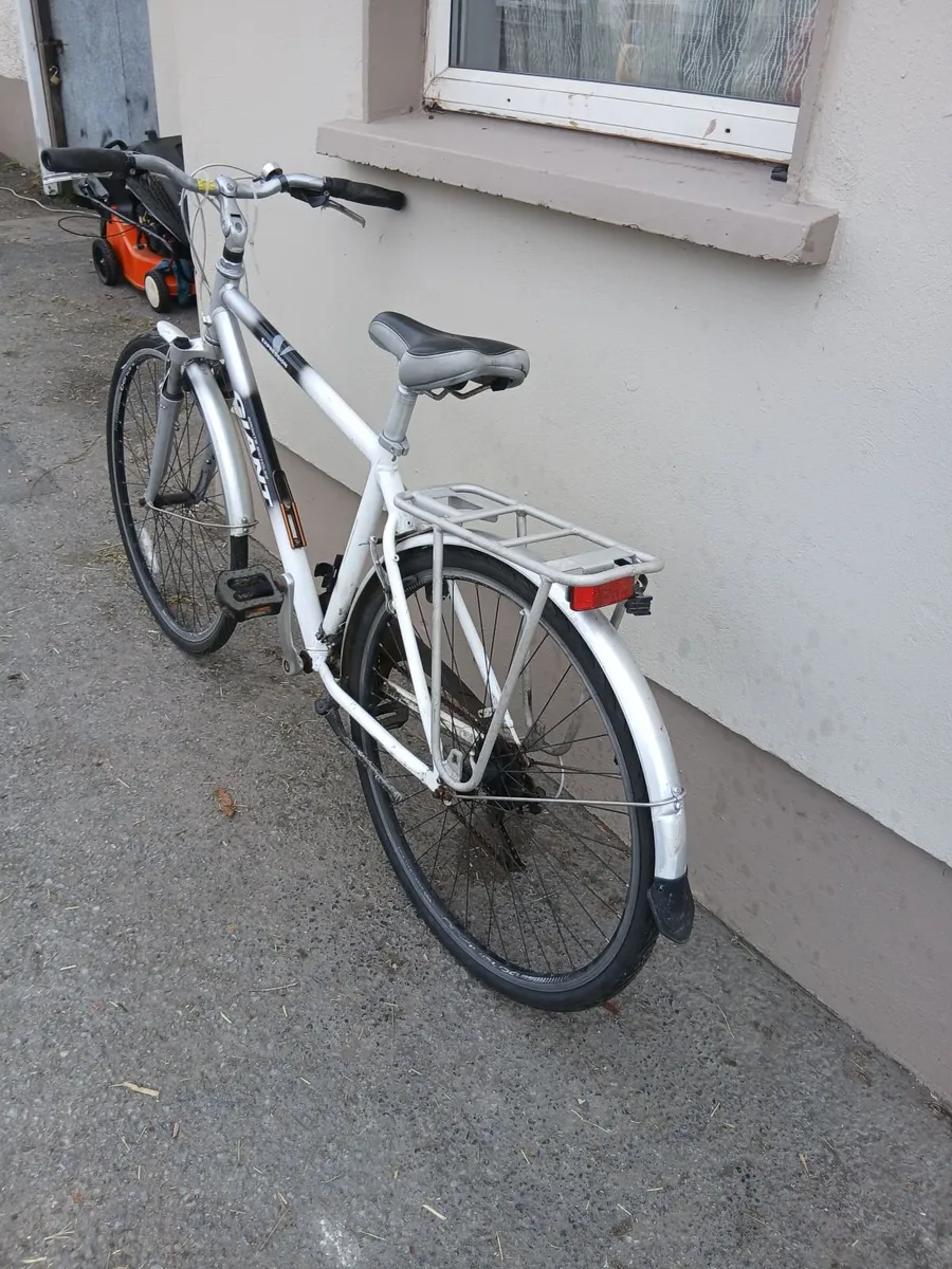 Giant 28inch bike working perfect priced 100e - Image 2
