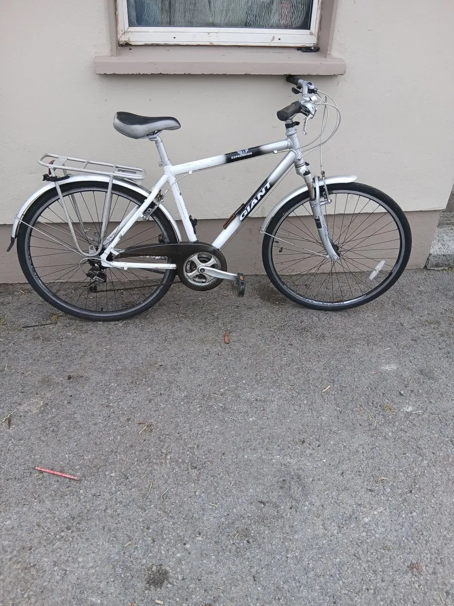 Giant 28inch bike working perfect priced 100e - Image 1