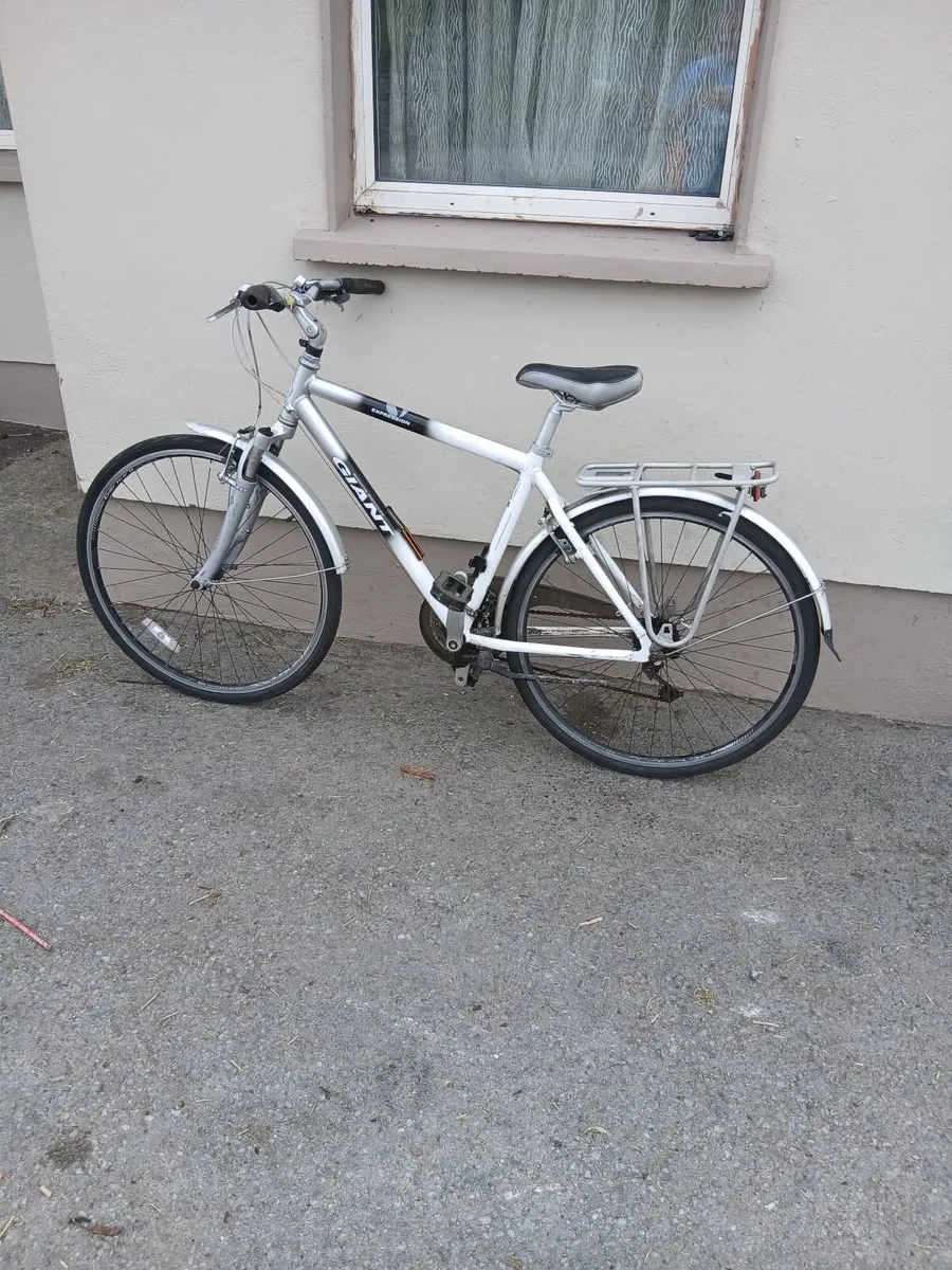 Giant 28inch bike working perfect priced 100e - Image 4