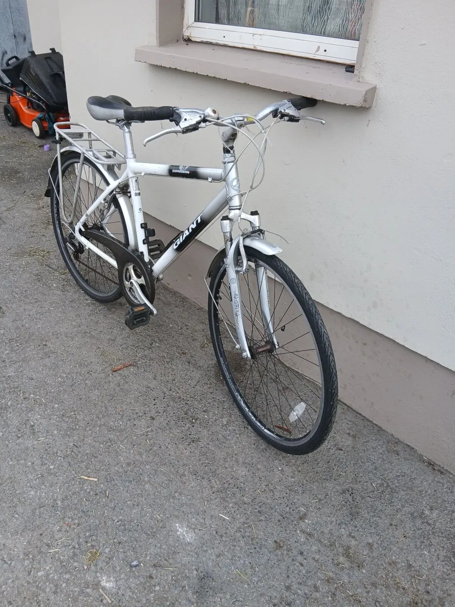 Giant 28inch bike working perfect priced 100e - Image 3