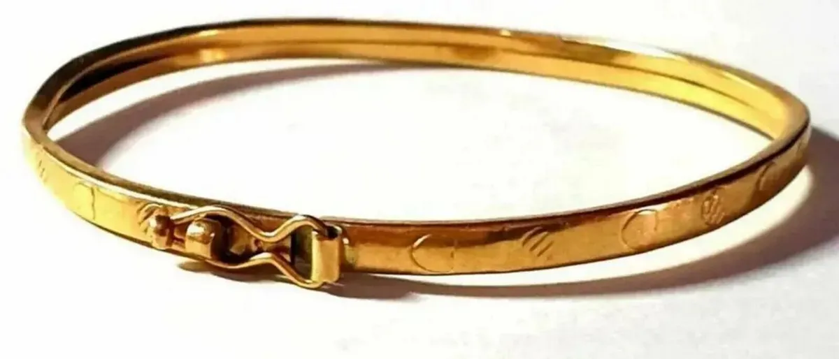 Vintage 9ct Gold Childs Patterned Bangle - Image 4
